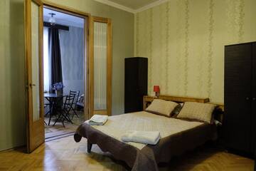 Фото номера Семейный люкс с балконом Отель Mia B&amp;B Old Tbilisi г. Тбилиси 2