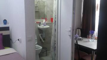 Фото номера Двухместный номер с 2 отдельными кроватями и душем Гостевой дом Guest house Madonna г. Тбилиси 46