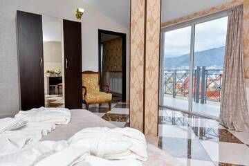 Фото номера Люкс с видом на город Отель MariaLuis Hotel г. Тбилиси 23