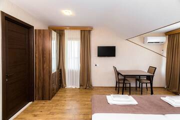 Фото номера Трехместный номер с террасой Отель Elia Palace Hotel г. Тбилиси 5