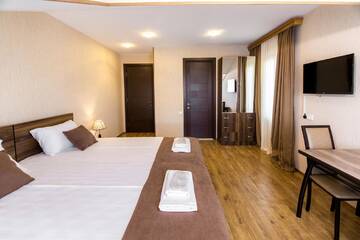 Фото номера Трехместный номер с террасой Отель Elia Palace Hotel г. Тбилиси 6
