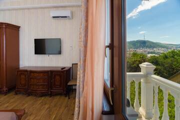 Фото номера Двухместный номер Делюкс с 1 кроватью и балконом Отель Elia Palace Hotel г. Тбилиси 2