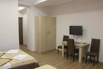Фото номера Трехместный номер с балконом Отель Apart Hotel Vera г. Тбилиси 8