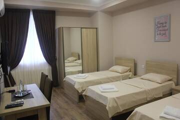 Фото номера Трехместный номер с душем Отель Apart Hotel Vera г. Тбилиси 8