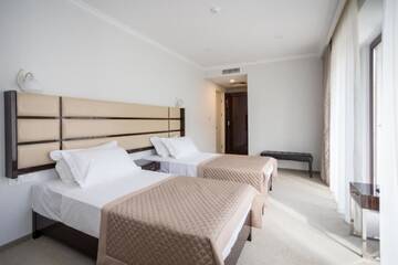 Фото номера Трехместный номер с балконом Отель Hotel Genio г. Тбилиси 2