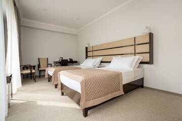 Фото номера Трехместный номер с балконом Отель Hotel Genio г. Тбилиси 3