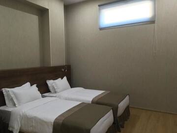 Фото номера Бюджетный двухместный номер с 2 отдельными кроватями Отель Hotel Metekhi Line г. Тбилиси 2