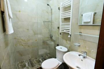Фото номера Стандартный двухместный номер с 1 кроватью Отель MGK Hotel г. Тбилиси 9
