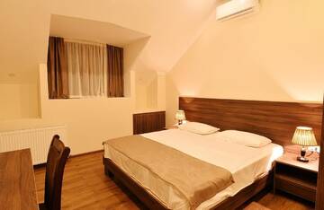 Фото номера Стандартный двухместный номер с 1 кроватью Отель MGK Hotel г. Тбилиси 3