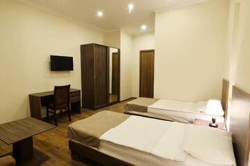 Фото номера Улучшенный двухместный номер с 2 отдельными кроватями Отель MGK Hotel г. Тбилиси 11