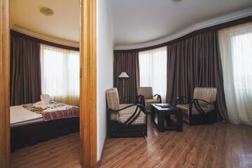 Фото номера Двухместный номер-студио Делюкс с 1 кроватью Отель Hotel Lux г. Тбилиси 9