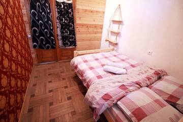 Фото номера Двухместный номер с 1 кроватью и общей ванной комнатой Хостелы Sheni Hostel г. Тбилиси 4