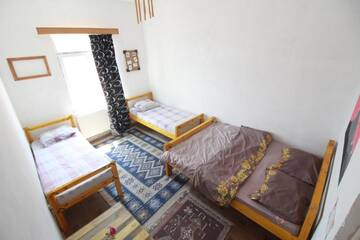 Фото номера Четырехместный номер с видом на горы Хостелы Sheni Hostel г. Тбилиси 14