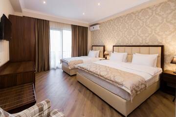 Фото номера Трехместный номер с балконом Отель Orchid Boutique Hotel г. Тбилиси 2