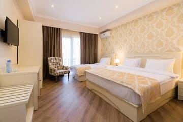 Фото номера Трехместный номер с балконом Отель Orchid Boutique Hotel г. Тбилиси 5