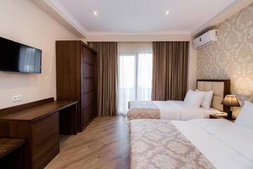 Фото номера Трехместный номер с балконом Отель Orchid Boutique Hotel г. Тбилиси 6