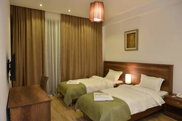 Фото номера Стандартный двухместный номер с 2 отдельными кроватями Отель Hotel King Tom г. Тбилиси 2