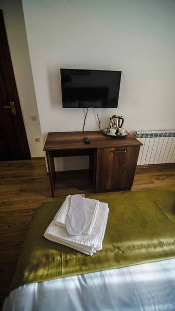 Фото номера Бюджетный двухместный номер с 2 отдельными кроватями Отель Hotel King Tom г. Тбилиси 2