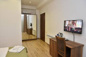 Фото номера Стандартный двухместный номер с 2 отдельными кроватями Отель Hotel King Tom г. Тбилиси 4