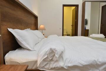 Фото номера Бюджетный двухместный номер с 2 отдельными кроватями Отель Hotel King Tom г. Тбилиси 3