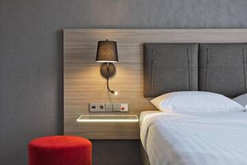 Фото номера Номер с кроватью размера «queen-size» Отель Moxy Tbilisi by Marriott г. Тбилиси 9