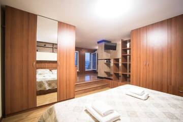 Фото номера Улучшенный номер с кроватью размера «king-size» Гостевой дом Terrace House Tbilisi г. Тбилиси 2