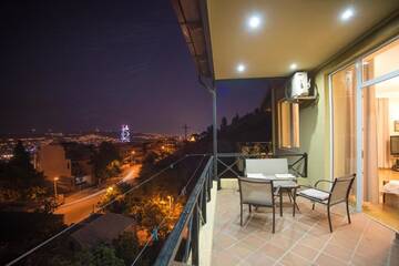 Фото номера Четырехместный номер с террасой Гостевой дом Terrace House Tbilisi г. Тбилиси 24