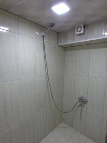 Фото номера Двухместный номер с 1 кроватью и общей ванной комнатой Отель Hotel Beni г. Тбилиси 3