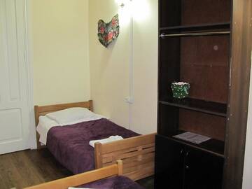 Фото номера Трехместный номер с душем Отель Lucky Travelers Room г. Тбилиси 2