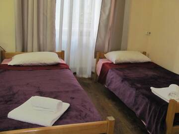 Фото номера Трехместный номер с душем Отель Lucky Travelers Room г. Тбилиси 4