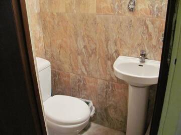 Фото номера Двухместный номер с 2 отдельными кроватями и балконом Отель Lucky Travelers Room г. Тбилиси 9