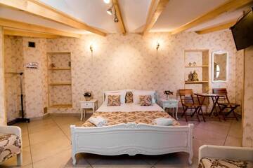 Фото номера Улучшенный четырехместный номер Гостевой дом Holiday House г. Тбилиси 27