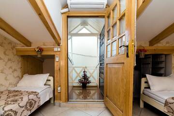 Фото номера Улучшенный четырехместный номер Гостевой дом Holiday House г. Тбилиси 3