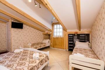 Фото номера Улучшенный четырехместный номер Гостевой дом Holiday House г. Тбилиси 13