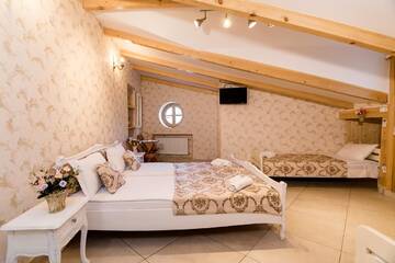 Фото номера Улучшенный четырехместный номер Гостевой дом Holiday House г. Тбилиси 14