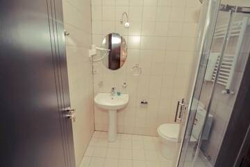 Фото номера Стандартный двухместный номер с 1 кроватью Отель 5 Rooms г. Тбилиси 11
