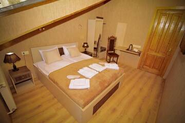 Фото номера Номер с кроватью размера «queen-size» и балконом Отель 5 Rooms г. Тбилиси 2