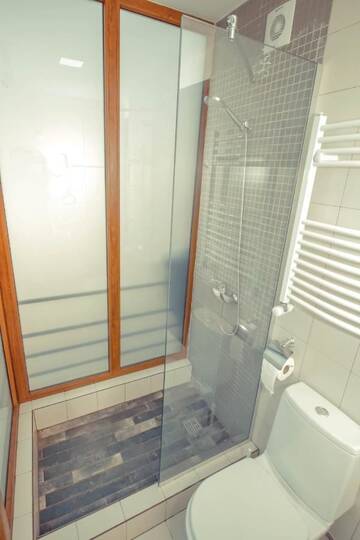 Фото номера Двухместный номер Делюкс с 1 кроватью и балконом Отель 5 Rooms г. Тбилиси 2