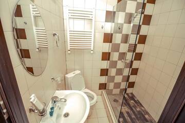 Фото номера Номер с кроватью размера «queen-size» и балконом Отель 5 Rooms г. Тбилиси 3