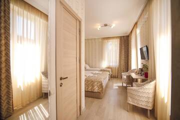 Фото номера Трехместный номер с окном Отель Hotel Kenari г. Тбилиси 2