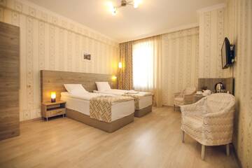 Фото номера Просторный двухместный номер с 2 отдельными кроватями Отель Hotel Kenari г. Тбилиси 5