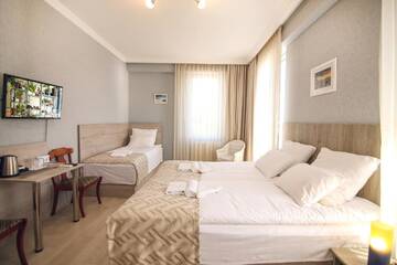Фото номера Трехместный номер с окном Отель Hotel Kenari г. Тбилиси 3