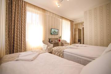 Фото номера Трехместный номер с окном Отель Hotel Kenari г. Тбилиси 7