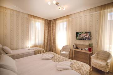 Фото номера Трехместный номер с окном Отель Hotel Kenari г. Тбилиси 6