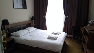 Фото номера Двухместный номер Делюкс с 1 кроватью и балконом Мини-отель Hotel Nice г. Тбилиси 9
