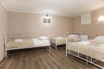 Фото номера Стандартный четырехместный номер Отель Home25 г. Тбилиси 3