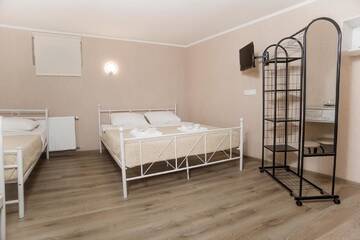 Фото номера Стандартный четырехместный номер Отель Home25 г. Тбилиси 5