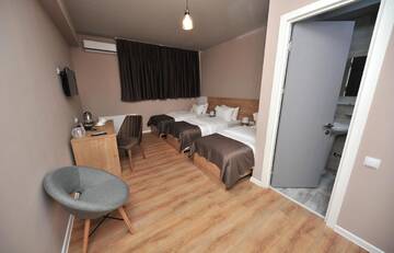 Фото номера Стандартный трехместный номер Отель Boho Tiflis Hotel г. Тбилиси 2