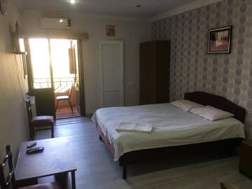 Фото номера Просторный двухместный номер с 2 отдельными кроватями Отель Hotel Texas г. Тбилиси 4