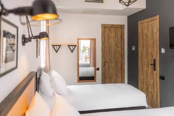 Фото номера Семейный двухместный номер с 1 кроватью Отель Timber Boutique Hotel г. Тбилиси 2